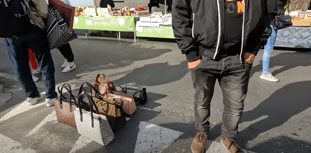 Cô Mười Vlog kể chuyện quái gở khi đi CHỢ TRỜI ở quốc gia châu Âu này: Túi hàng hiệu bày la liệt dưới đất, áo mới tinh giá 25.000 đồng, tin được không? - Ảnh 13.