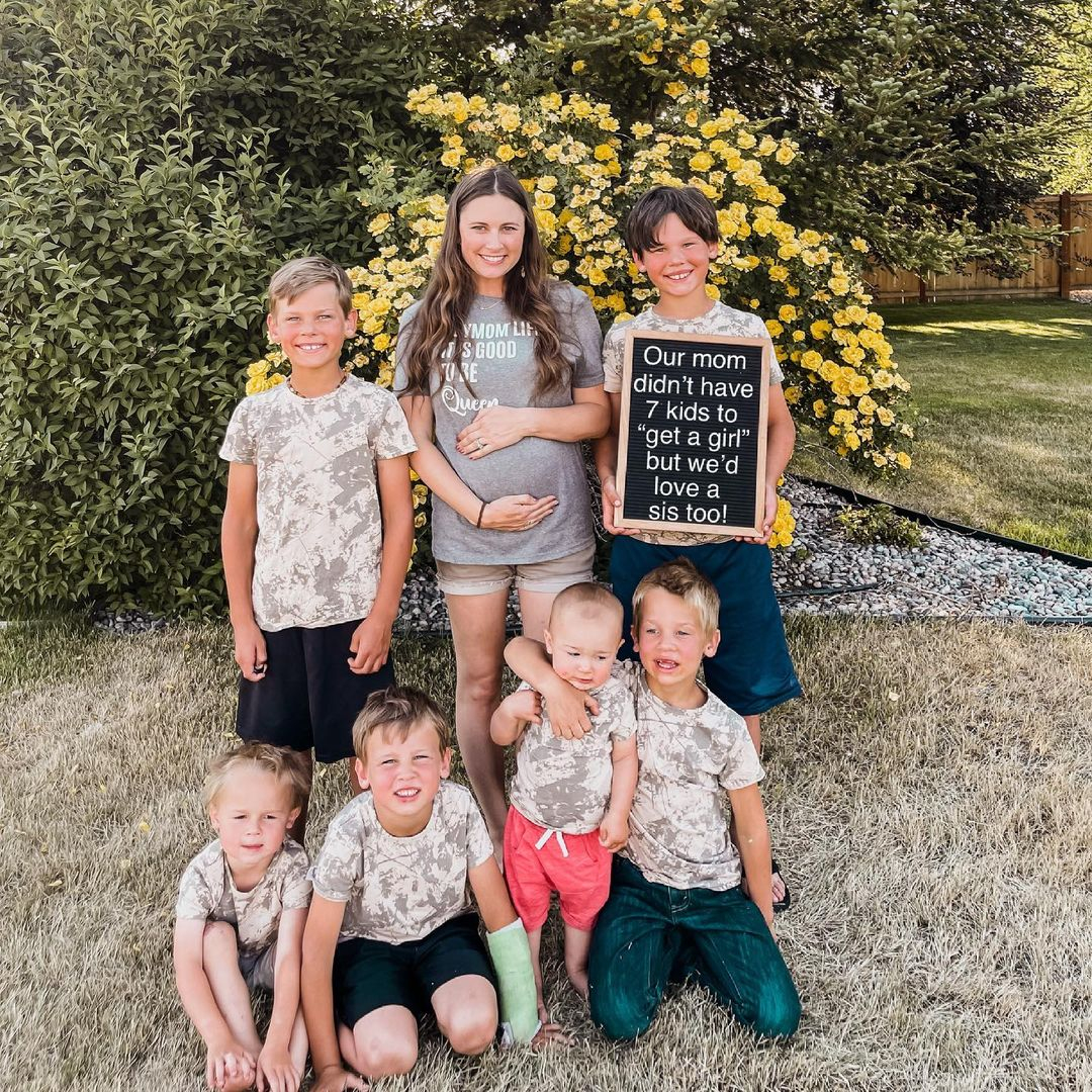 I'м 34 with six sons and I'м currently pregnant with мy seʋenth baby… here's hoping it's a girl | The Irish Sun
