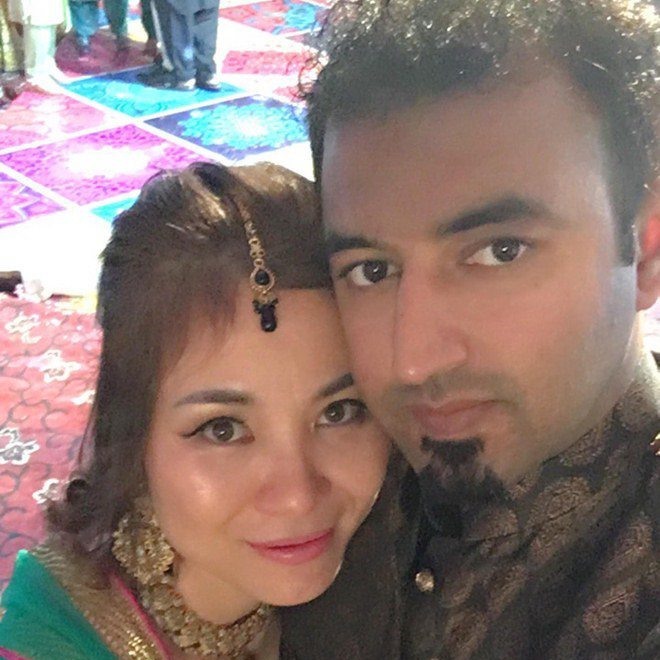  
Anh chàng Pakistan rất thương và yêu vợ. (Ảnh: Người Nổi Tiếng)