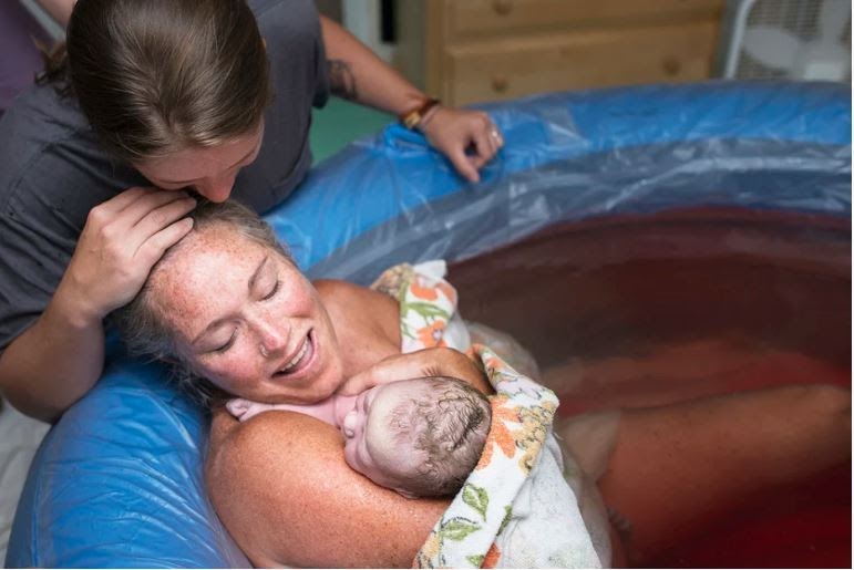 These Stunning Photos Capture the Raw Beauty of a Water Birth