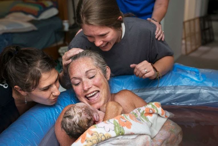 These Stunning Photos Capture the Raw Beauty of a Water Birth