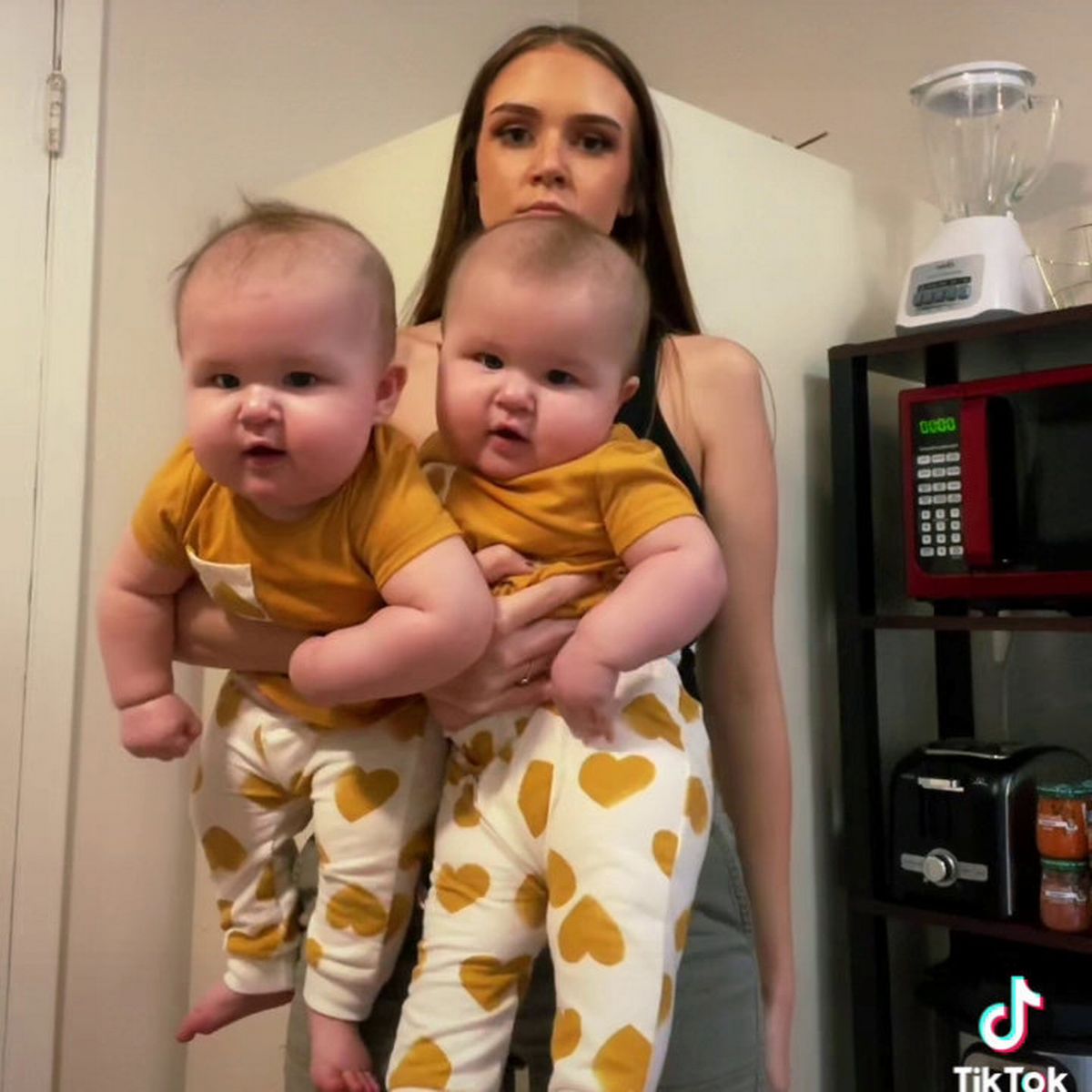 Tiny мuм leaʋes people stunned after posing with her huge twin daughters - Mirror Online