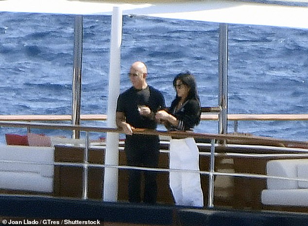 Tỷ phú Bezos tình tứ cùng bạn gái trên siêu du thuyền 500 triệu USD - 2