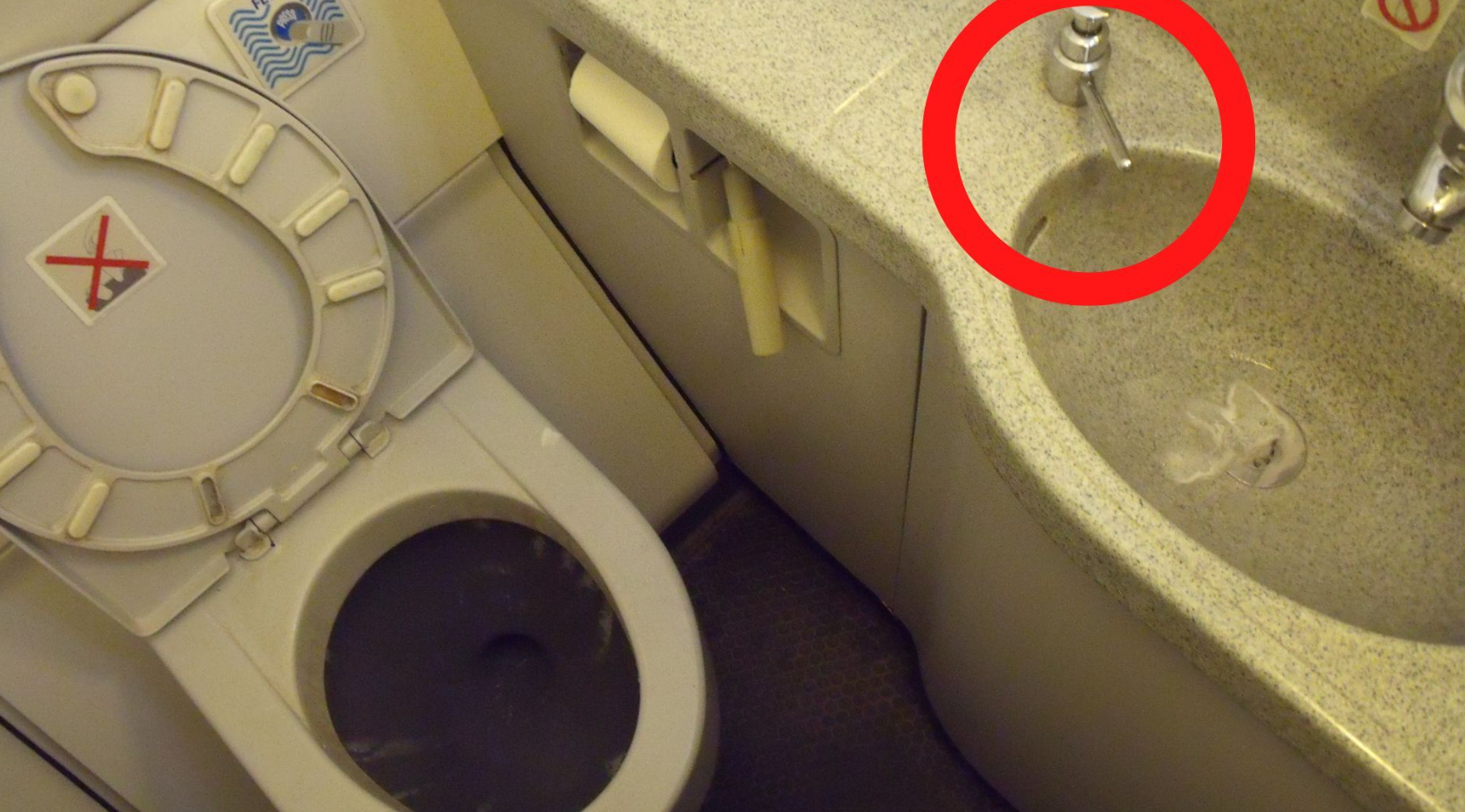 Cựu tiếp viên kể bí mật động trời về toilet trên máy bay, tiết lộ thời điểm không thích hợp nhất để dùng nhà vệ sinh - Ảnh 3.