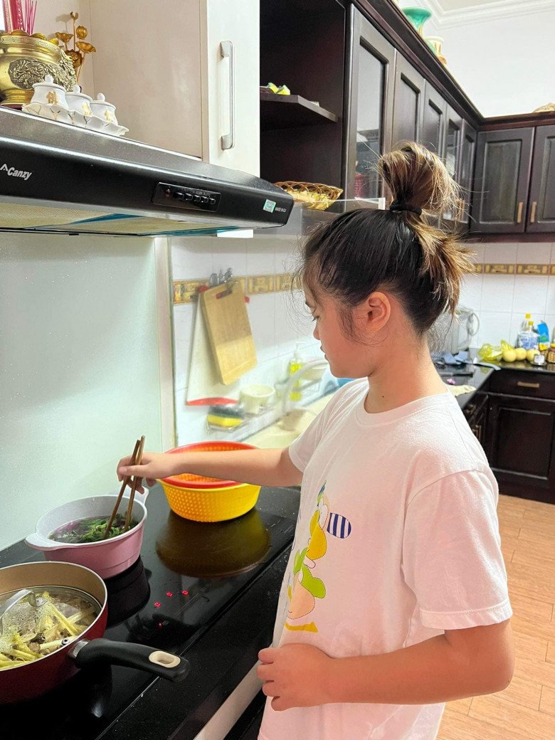 Thúy Nga tự hào con gái về  giỏi giang hơn bên Mỹ: 11 tuổi tự đứng bếp nấu ăn, làm việc nhà - 1