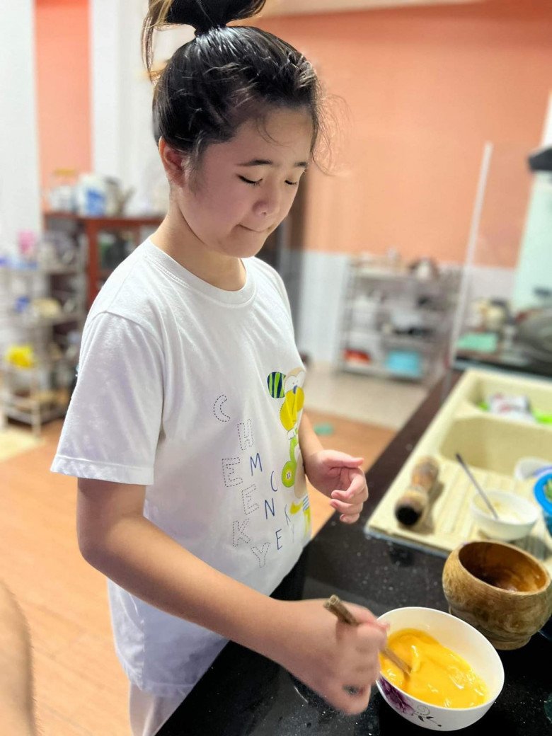 Thúy Nga tự hào con gái về  giỏi giang hơn bên Mỹ: 11 tuổi tự đứng bếp nấu ăn, làm việc nhà - 4
