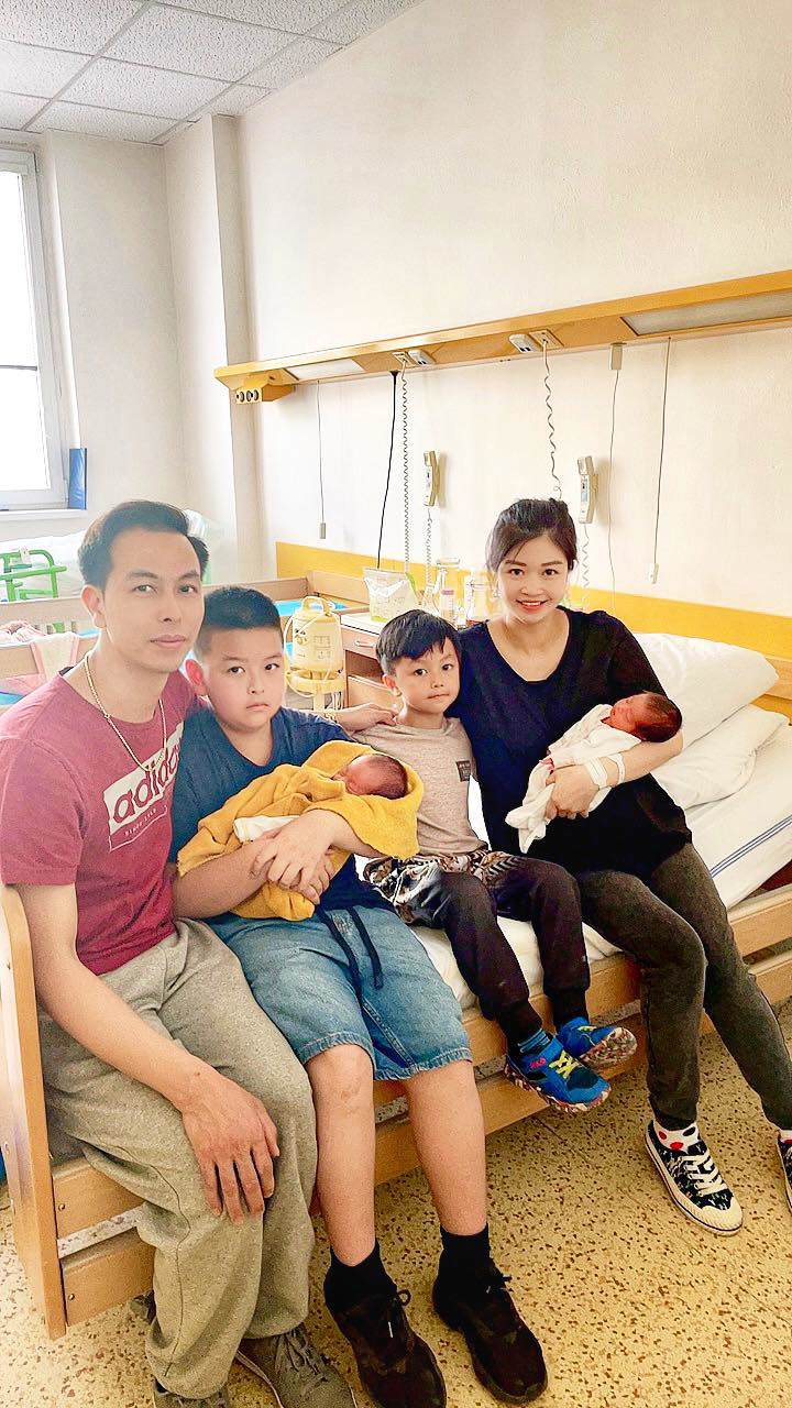 Mẹ Việt sinh đôi tại Séc không có 1 ngày ở cữ, tự thân chăm con từ A-Z, không kiêng bất cứ thứ gì - 1