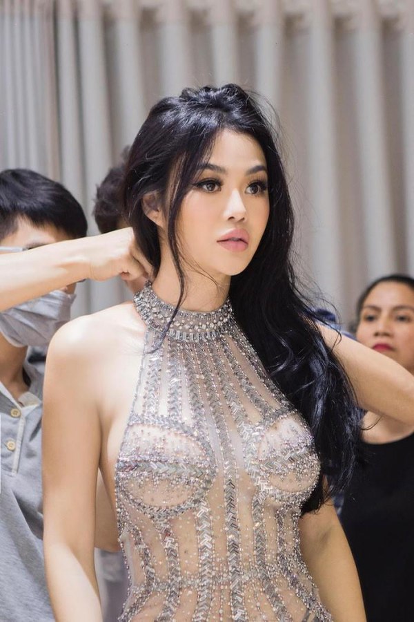 Hoa hậu ăn chơi nhất Sài thành khoe hình xăm lớn ở vị trí gây “đỏ mặt”: Tay đeo nhẫn 7 tỷ, chỉ xăm cho vui
