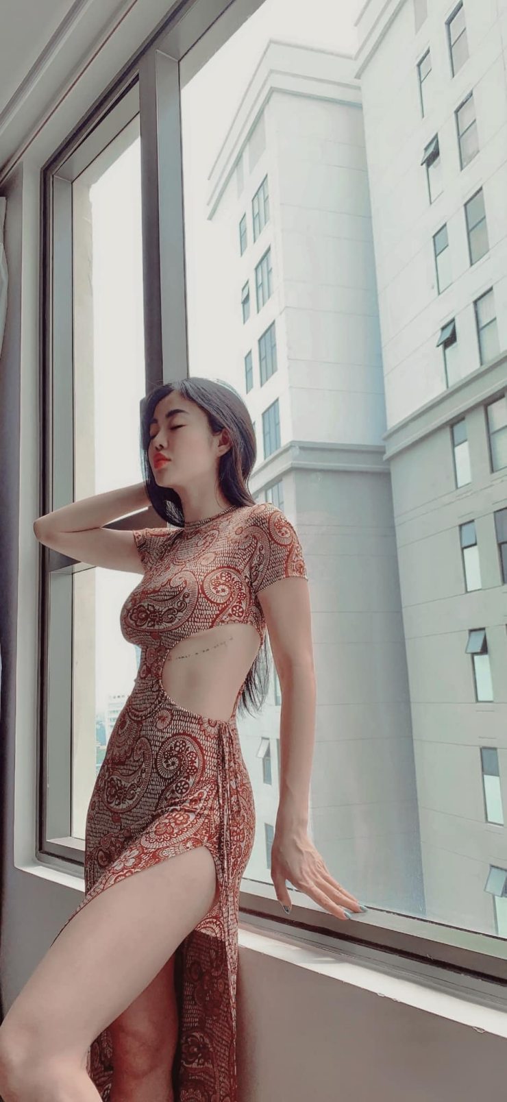Hoa hậu ăn chơi nhất Sài thành khoe hình xăm lớn ở vị trí gây “đỏ mặt”: Tay đeo nhẫn 7 tỷ, chỉ xăm cho vui
