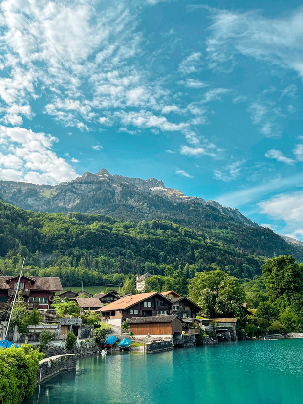 Ngôi làng nhỏ dân số chỉ khoảng 400 người, đẹp nức tiếng ở Thuỵ Sĩ được ví là “siêu thực” - Ảnh 1.
