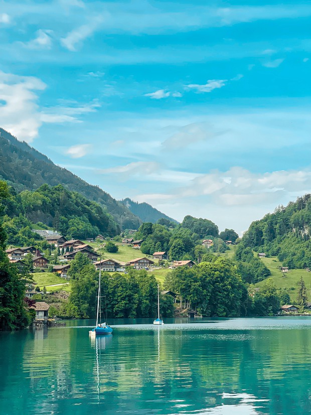 Ngôi làng nhỏ dân số chỉ khoảng 400 người, đẹp nức tiếng ở Thuỵ Sĩ được ví là “siêu thực” - Ảnh 2.