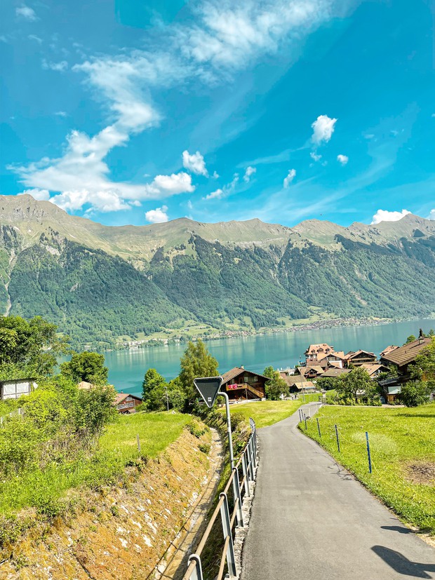 Ngôi làng nhỏ dân số chỉ khoảng 400 người, đẹp nức tiếng ở Thuỵ Sĩ được ví là “siêu thực” - Ảnh 4.