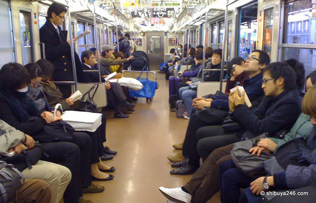 Ngủ gật trên tàu điện ngầm là điều thường gặp với du học sinh. (Ảnh minh hoạ)