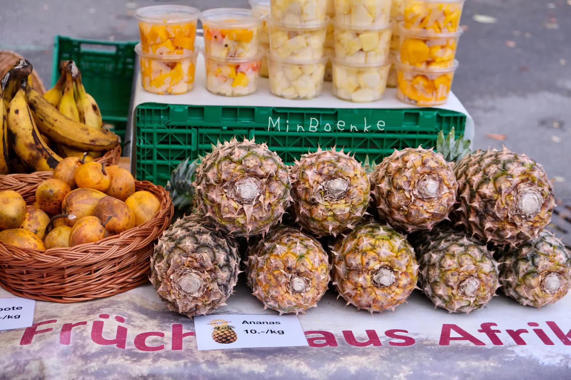 Theo chân người phụ nữ Việt đi chợ nông sản lâu đời của Thụy Sĩ: Hoa quả xanh tươi mơn mởn, gừng bán cả cây nhưng xem giá xong "tháo chạy" - Ảnh 4.