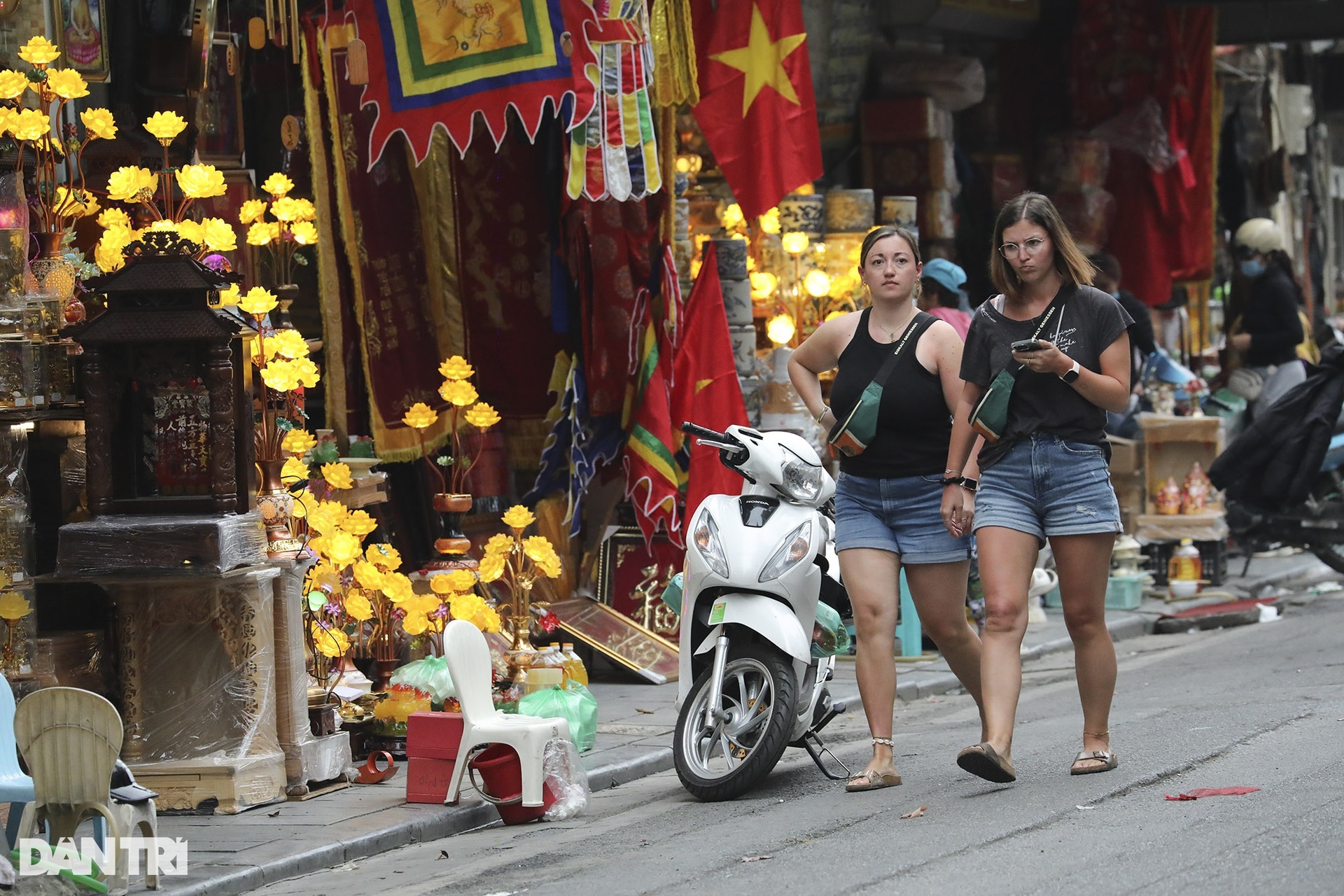 Khách Tây khóc, cười với giao thông Việt: Ngơ ngác, sợ hãi chờ qua đường - 1