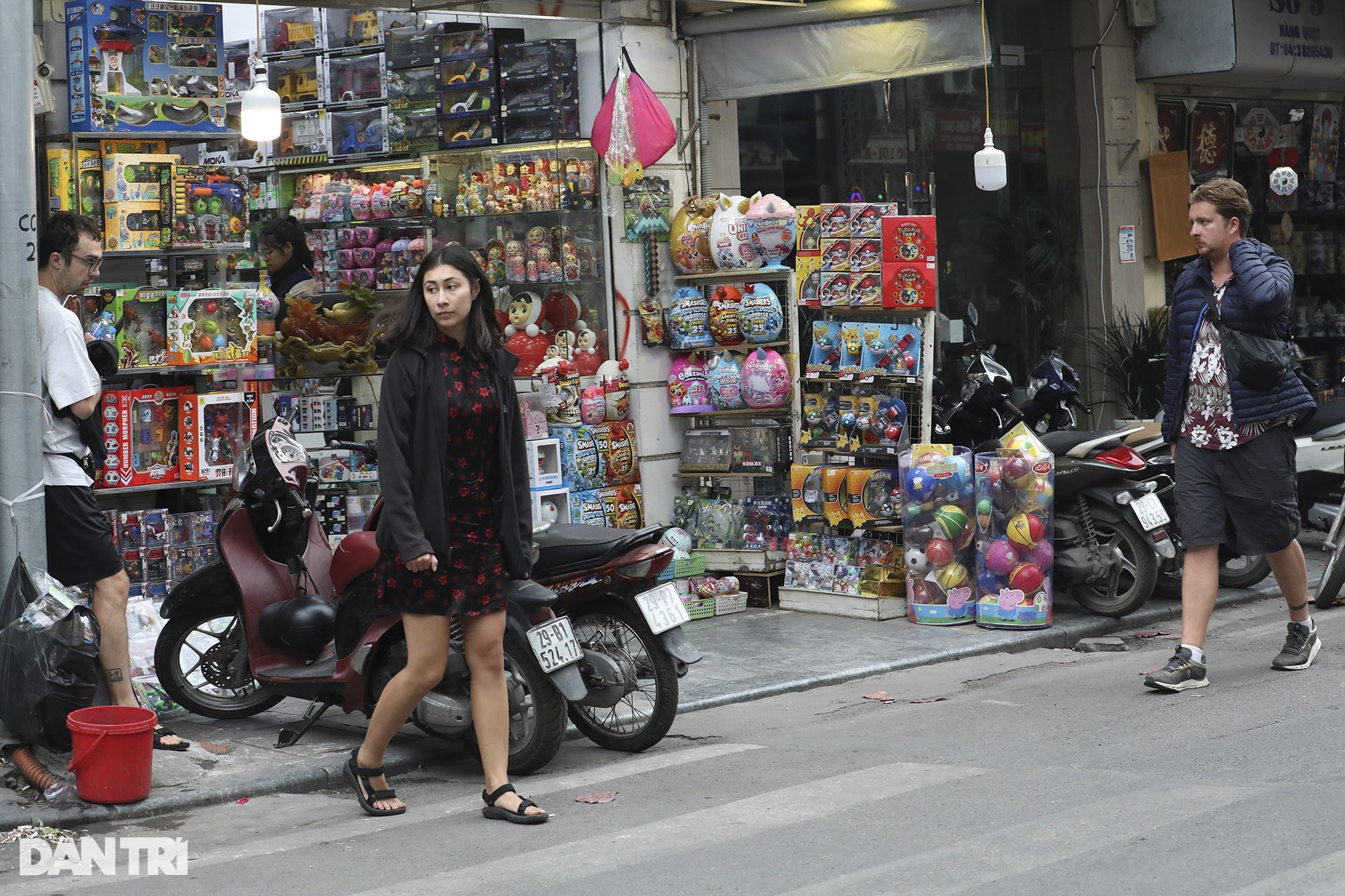 Khách Tây khóc, cười với giao thông Việt: Ngơ ngác, sợ hãi chờ qua đường - 2