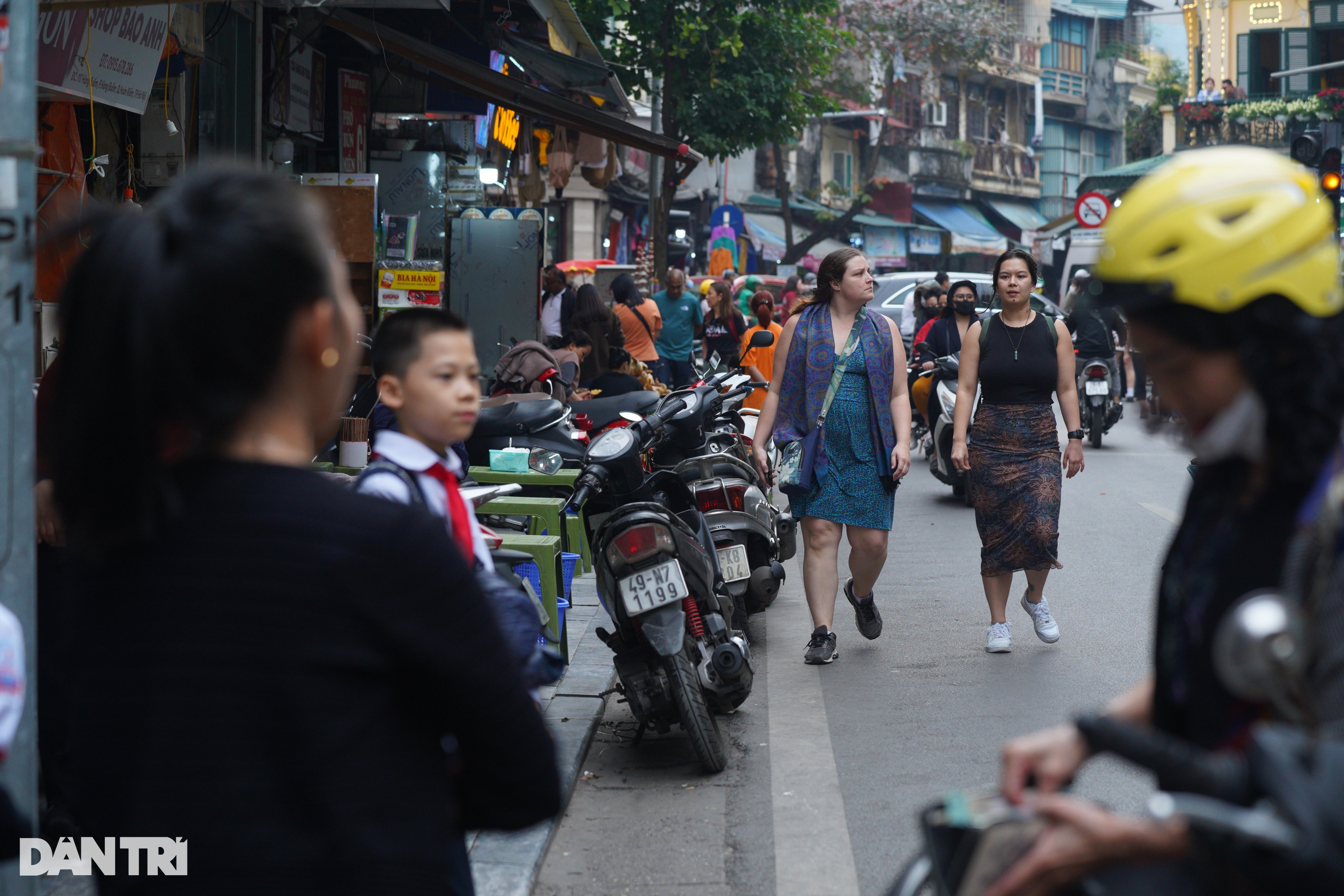 Khách Tây khóc, cười với giao thông Việt: Ngơ ngác, sợ hãi chờ qua đường - 3