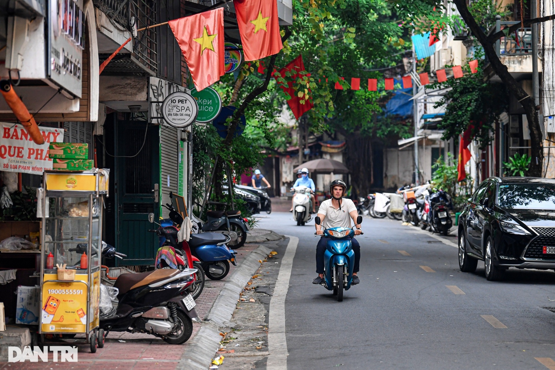Khách Tây khóc, cười với giao thông Việt: Ngơ ngác, sợ hãi chờ qua đường - 4