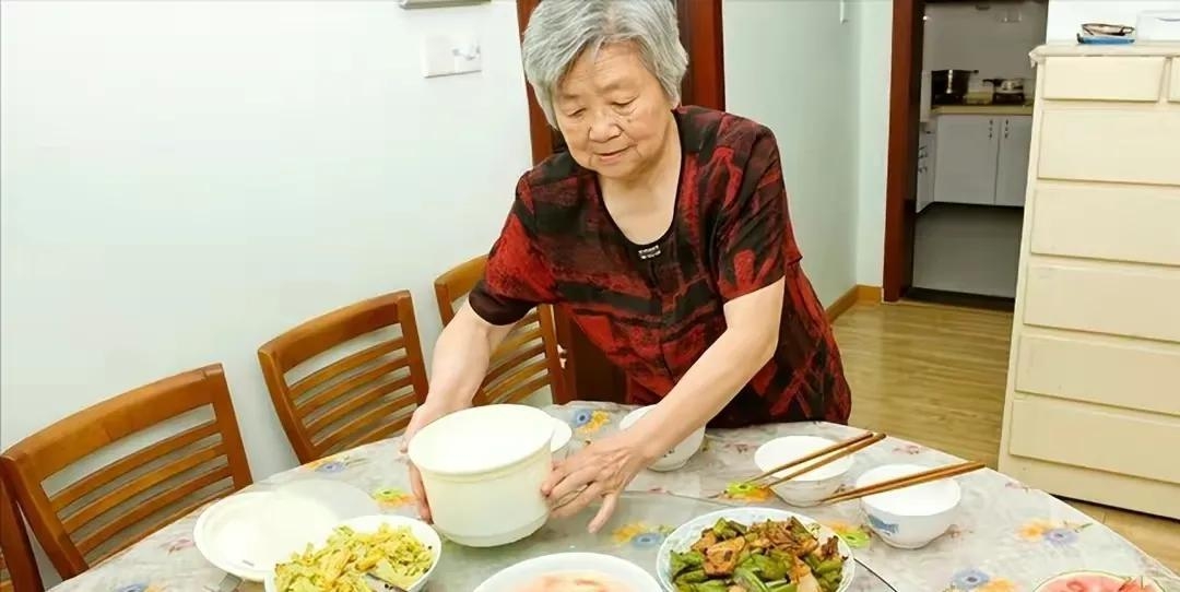 Cụ bà 83 tuổi, lương hưu chỉ 5 triệu đồng vẫn sống thảnh thơi, hạnh phúc, bí quyết nhờ 3 điều luôn thực hành từ khi còn trẻ - Ảnh 2.
