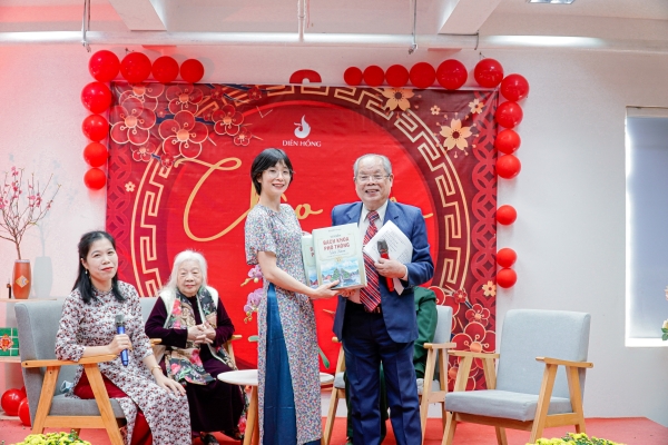   Ở tuổi 88, PGS Bùi Hiền vẫn rất khoẻ mạnh, tinh anh và tham gia nhiều hoạt động do viện dưỡng lão tổ chức  