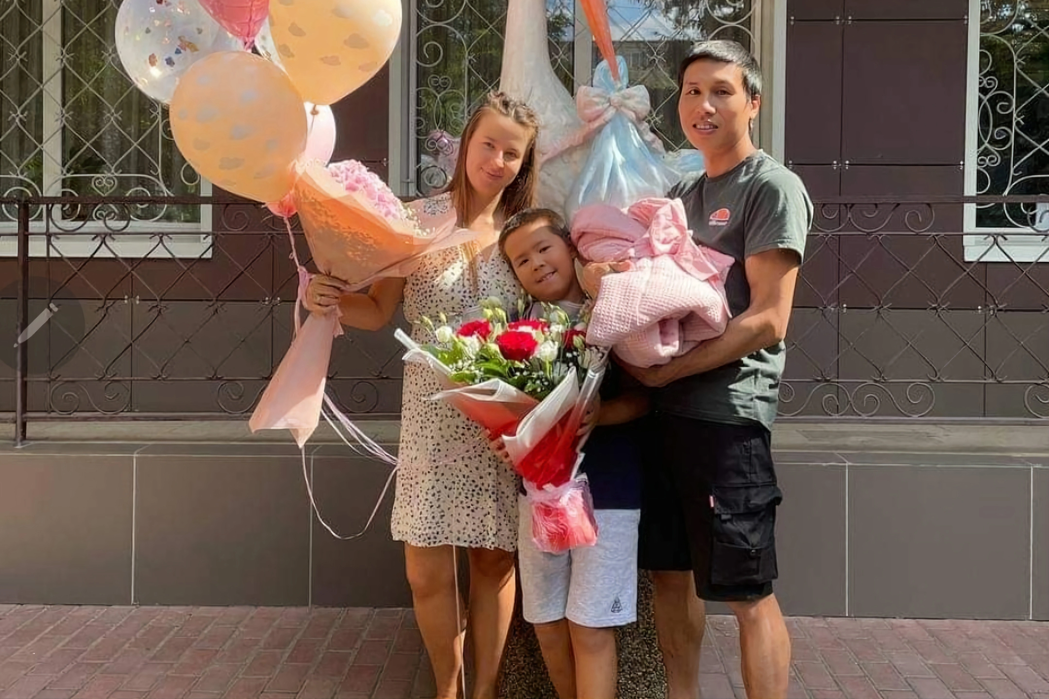 Cô gái Ukraine theo chồng về  nhặt rau, bán hàng qua mạng - 1