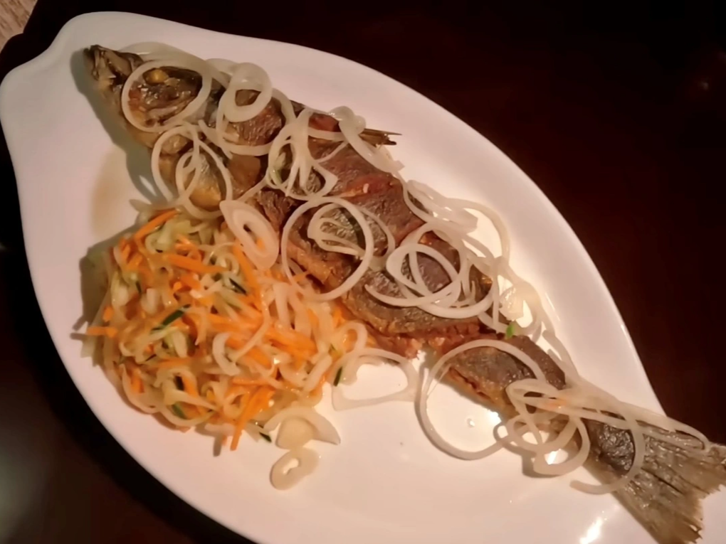 Khách Việt sốc khi ăn đĩa cá rán 400.000 đồng ở nước nghèo nhất thế giới - 5