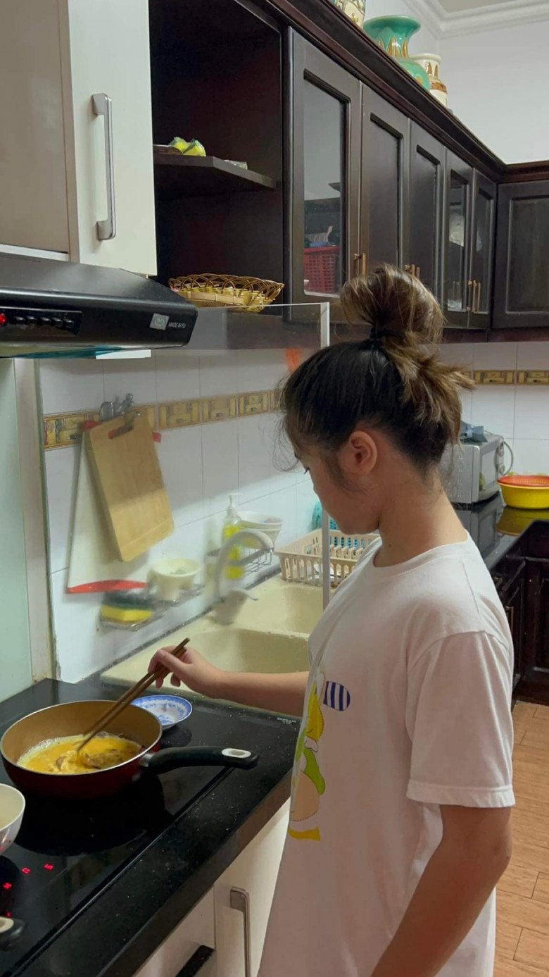 Thúy Nga tự hào con gái về  giỏi giang hơn bên Mỹ: 11 tuổi tự đứng bếp nấu ăn, làm việc nhà - 3