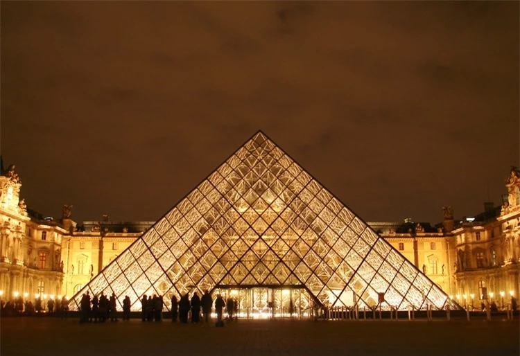 Kim tự tháp kính ở bảo tàng Lourve do Bối Duật Minh thiết kế được mệnh danh là viên kim cương trong lòng Paris. Ảnh: Internet