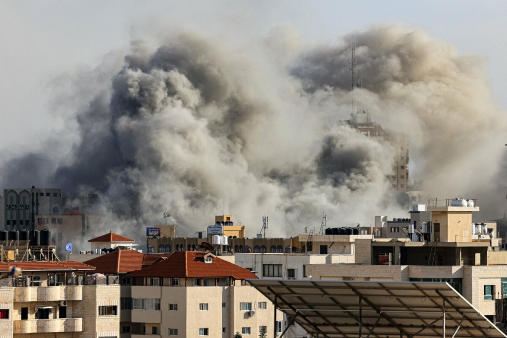 Khói bốc lên trên thành phố Gaza trong cuộc không kích của Israel nhằm trả đũa các cuộc tấn công vào Israel, hôm 07/10/2023. (Ảnh: Mahmud Hams/AFP qua Getty Images)