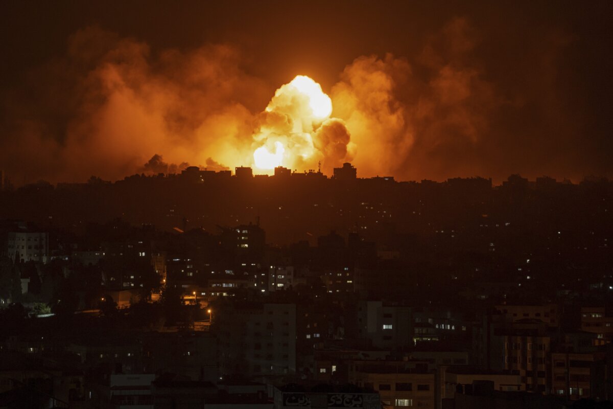 Lửa và khói bốc lên sau một cuộc không kích của Israel ở thành phố Gaza hôm 08/10/2023. (Ảnh: Fatima Shbair/AP Photo)