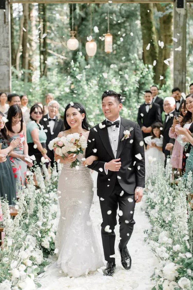 Cặp đôi Việt lên tạp chí Mỹ: Đám cưới với 3000 bông hồng và chiếc váy cưới trong mơ - Ảnh 1.