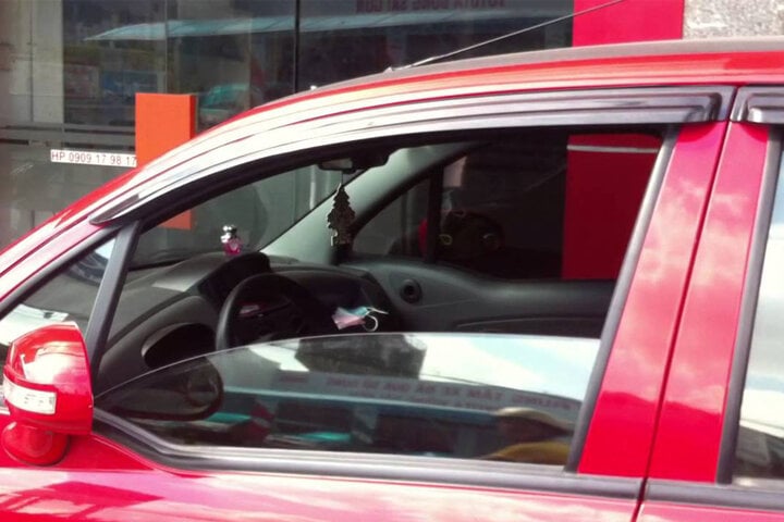 Các tài xế lâu năm thường chỉ mở một cửa sổ ô tô. (Ảnh minh họa)