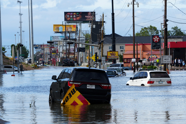 Ô tô kẹt trên đường do nước ngập tại thành phố Houston, texas ngày 8-7 - Ảnh: REUTERS