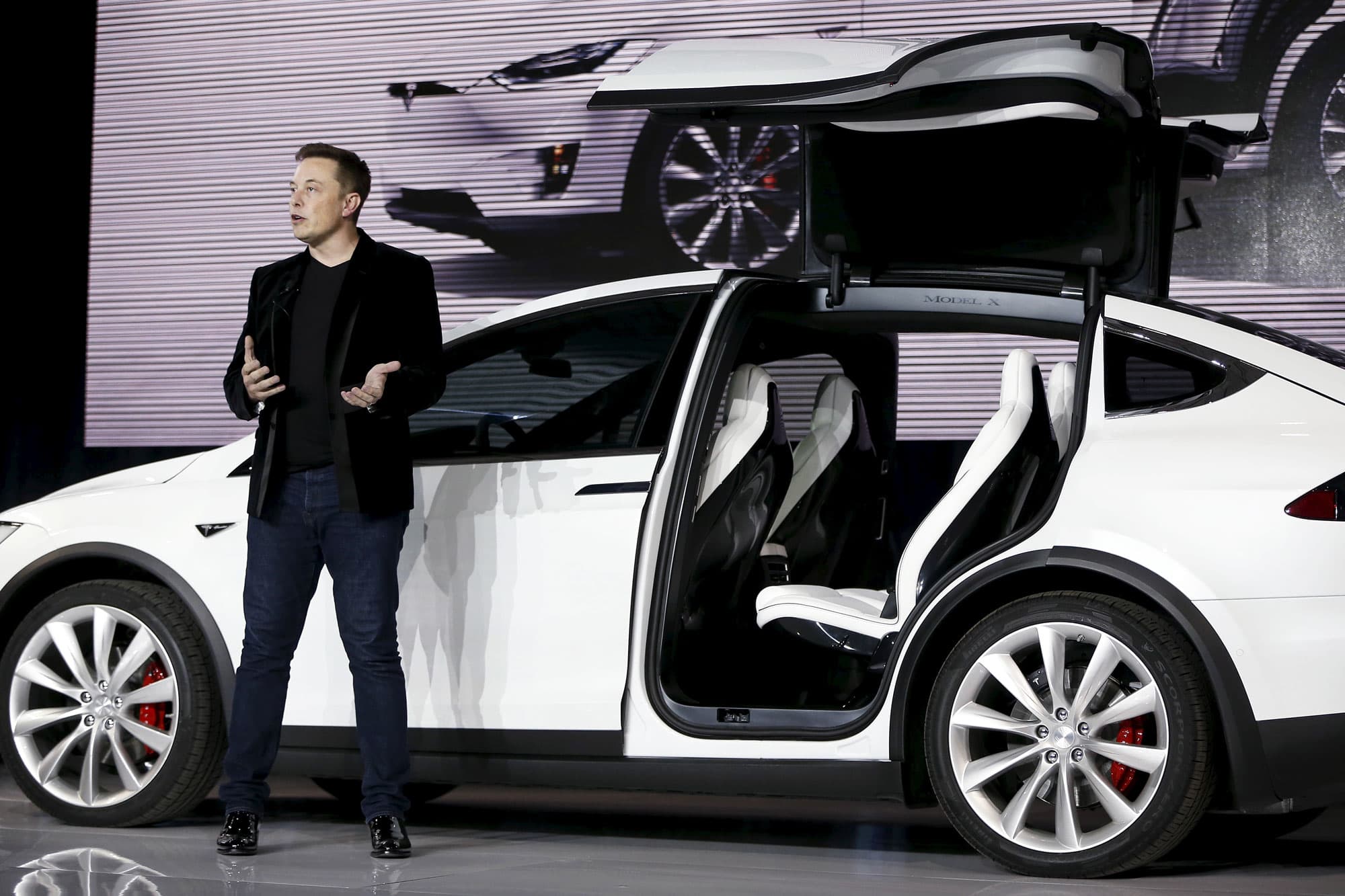 Ông Musk thành công lớn với công ty xe điện Tesla (ảnh: Reuters)