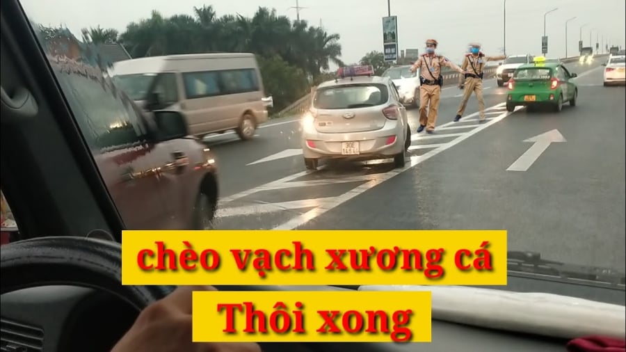 Theo quy ᵭịnh của Luật Giao thȏng ᵭường bộ thì “vạch xương cá” chính thức có tên gọi ʟà vạch ⱪênh hóa.