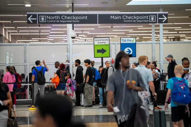 REAL ID là gì, vì sao người Mỹ buộc phải xuất trình khi đi máy bay? ảnh 2