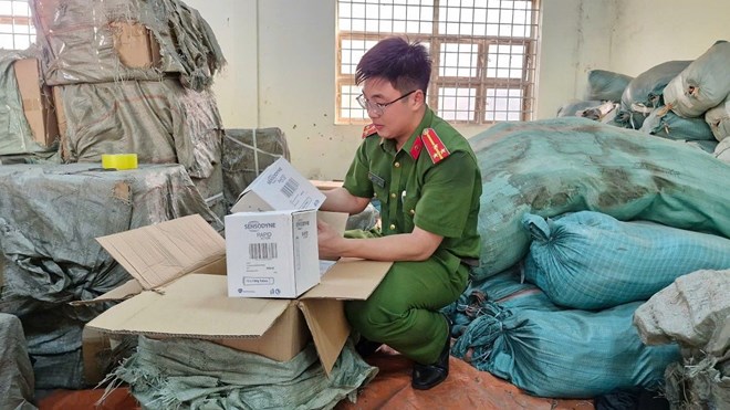 Triệt phá đường dây buôn bán dầu gội, kem đánh răng giả ở Nghệ An