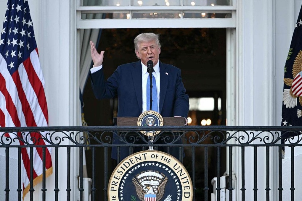 Ông Trump ký lệnh cấm nhập cảnh với công dân 12 quốc gia - 1