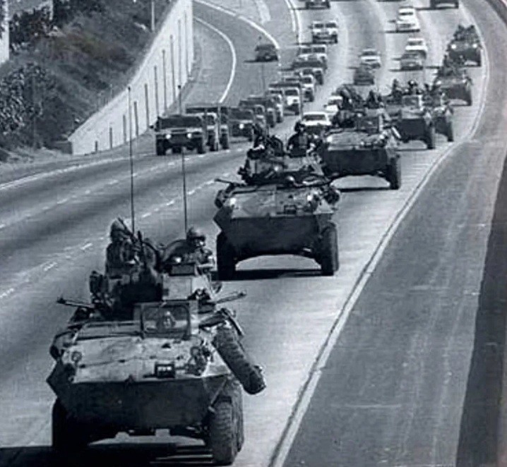 Đoàn xe quân sự Mỹ tiến vào thành phố Los Angeles năm 1992.