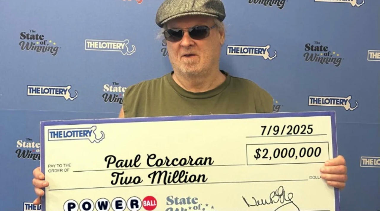 Ông Paul Corcoran cầm tấm bảng tiền thưởng 2 triệu USD. Ảnh: Công ty Xổ số Massachusetts.