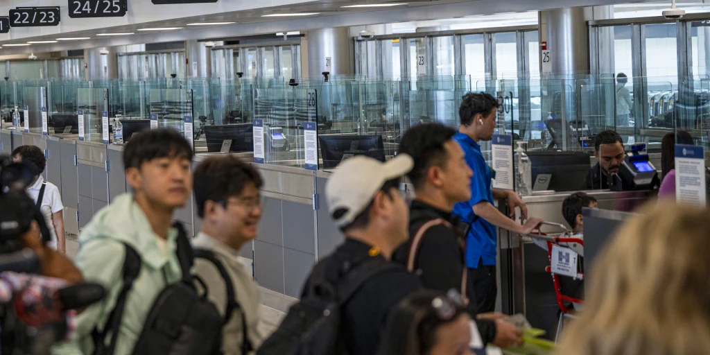 Ảnh hưởng của việc thu phí đảm bảo visa với người nhập cảnh Hoa Kỳ