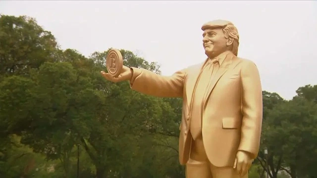 Xuất hiện tượng vàng ông Trump cầm Bitcoin trước tòa quốc hội Mỹ - Ảnh 1.