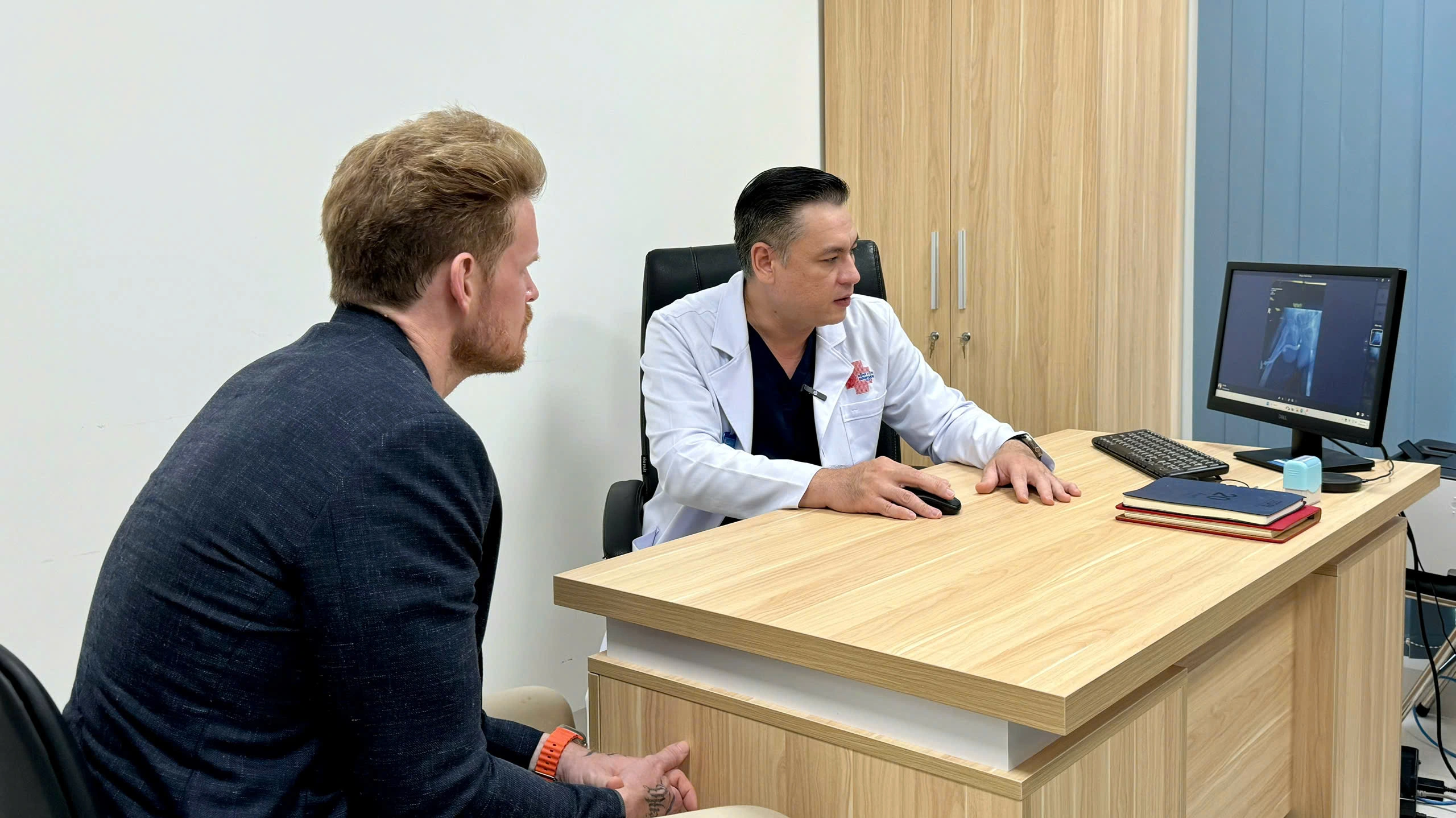 Chạy chữa 15 năm, bệnh nhân nước ngoài lần đầu khỏi bệnh tại Bệnh viện Bình Dân - Ảnh 1.