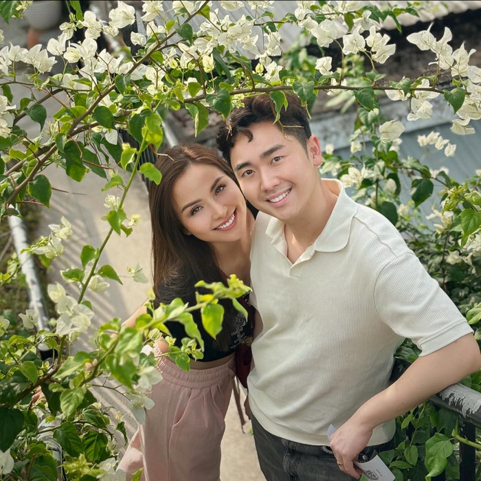 Nhiều nghệ sĩ, khán giả gửi lời chúc mừng vợ chồng nàng hậu. (Ảnh FBNV)