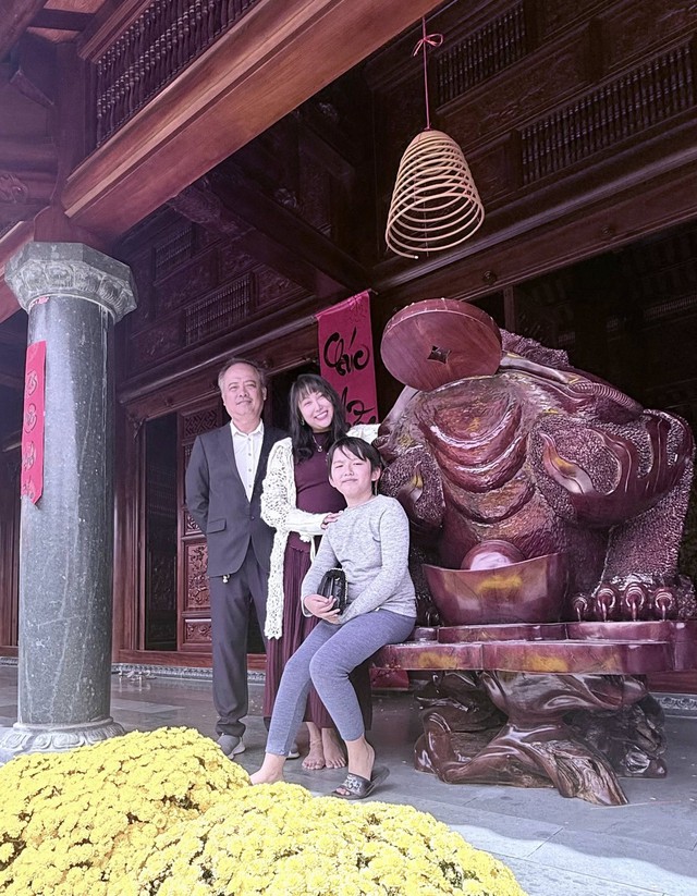 Mẹ đơn thân U50 là nghệ sĩ, được đại gia miền Tây yêu say đắm, đưa về ăn Tết cùng gia tộc - Ảnh 1.