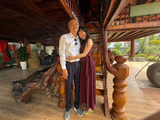 Mẹ đơn thân U50 là nghệ sĩ, được đại gia miền Tây yêu say đắm, đưa về ăn Tết cùng gia tộc - Ảnh 3.