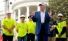 Ông Trump đùa về người nhập cư trong lễ dựng cờ ở Nhà Trắng