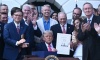 Ông Trump ký duyệt 'Đạo luật to đẹp'