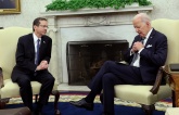 Ông Biden dùng giấy nhớ khi nói chuyện với Tổng thống Israel: Tổng thống Mỹ già quá rồi