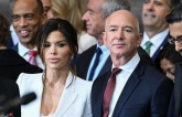 Bạn gái tỷ phú Jeff Bezos mặc phản cảm trong lễ nhậm chức của ông Trump Bạn gái tỷ phú Jeff Bezos mặc phản cảm trong lễ nhậm chức của ông Trump